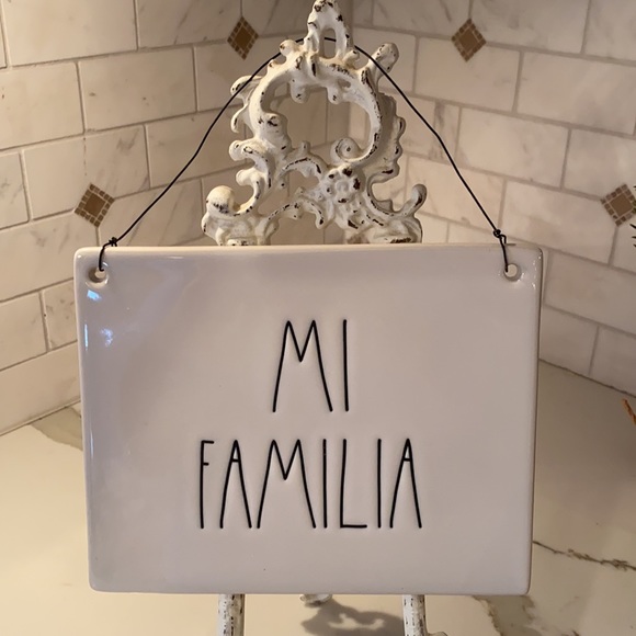 RAE DUNN “MI FAMILIA” CERAMIC HANGING PICTURE SIGN💋 - Picture 3 of 6